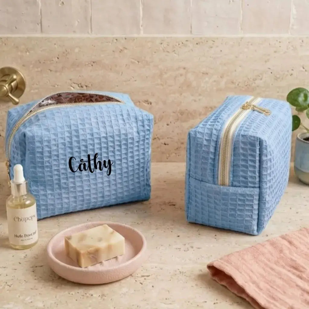 trousse maquillage personnalisée bleue nid d’abeille avec prénom et fermeture éclair