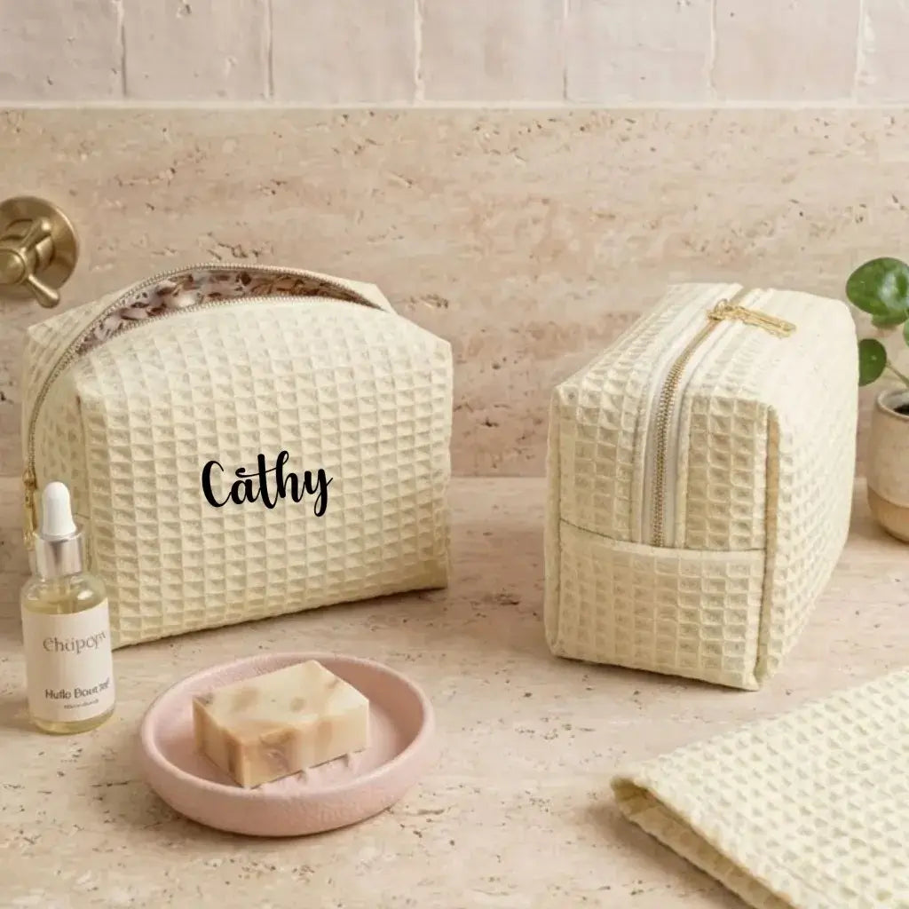 trousse maquillage personnalisée beige nid d’abeille avec prénom et fermeture éclair