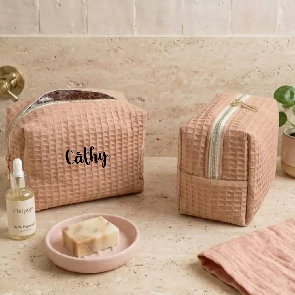 trousse maquillage personnalisée rose poudré nid d’abeille avec prénom et zip
