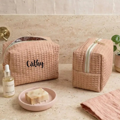 trousse maquillage personnalisée rose poudré nid d’abeille avec prénom et zip