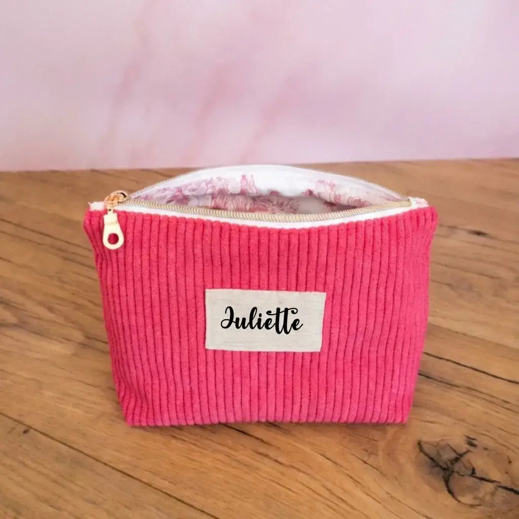Trousse zippée en velours côtelé framboise personnalisée au prénom Juliette.