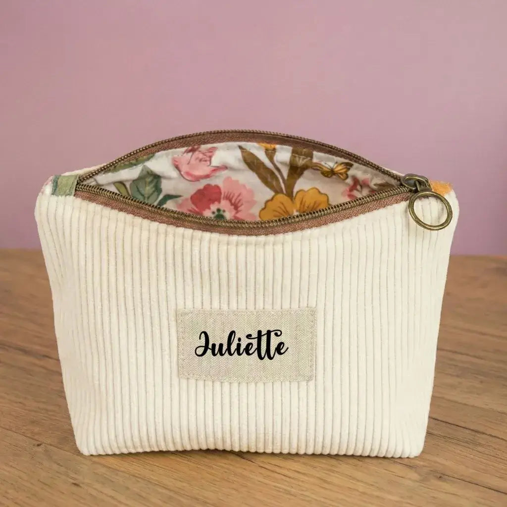 Trousse zippée en velours côtelé jaune pâle personnalisée au prénom Juliette.