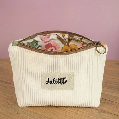Trousse zippée en velours côtelé jaune pâle personnalisée au prénom Juliette.