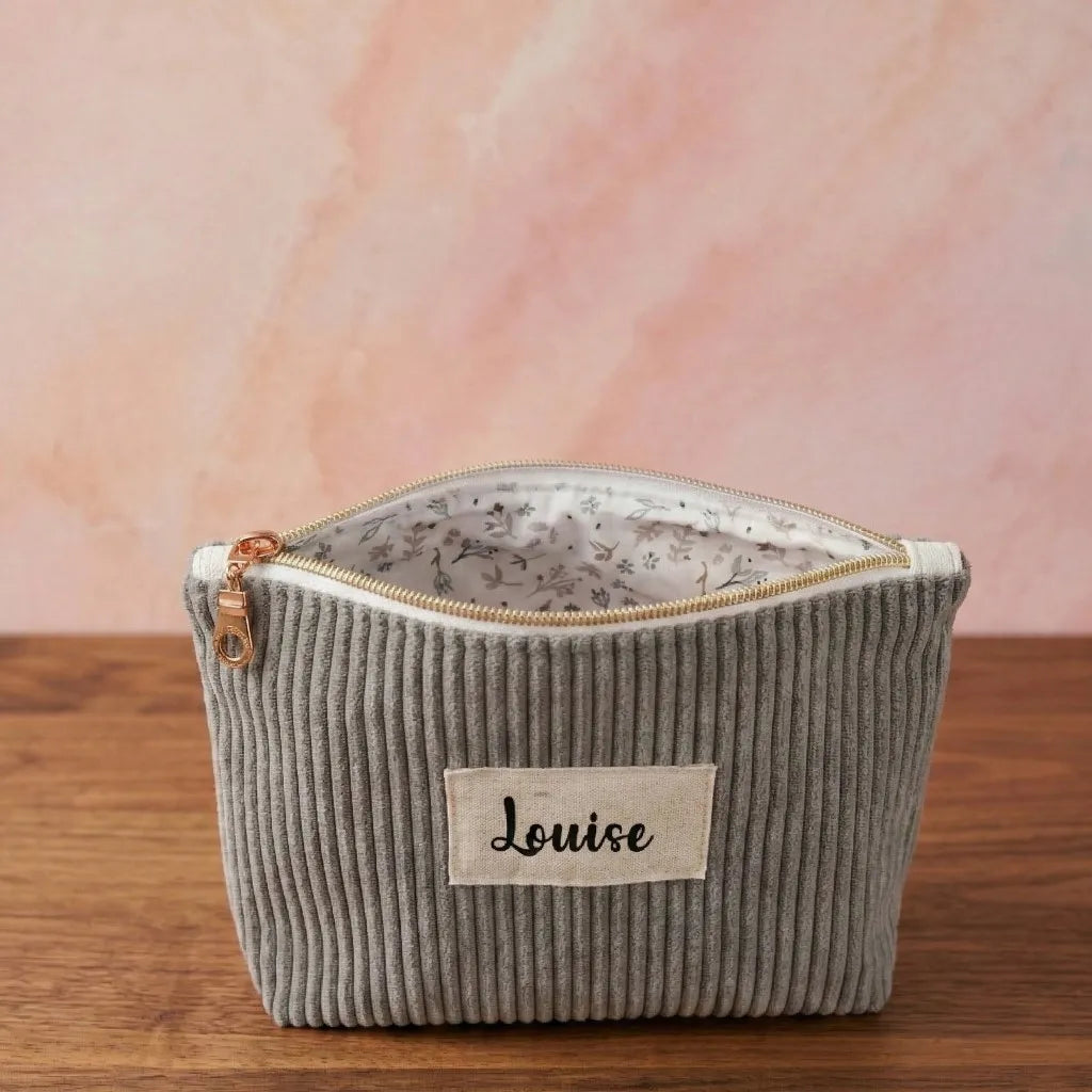 Trousse zippée en velours côtelé gris lichen personnalisée au prénom Louise.