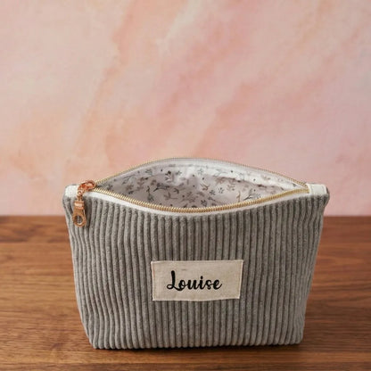 Trousse zippée en velours côtelé gris lichen personnalisée au prénom Louise.