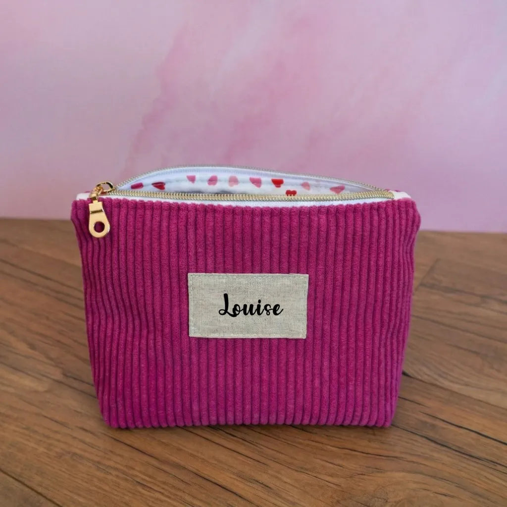 Trousse de maquillage en velours côtelé rose magenta personnalisée prénom Louise.