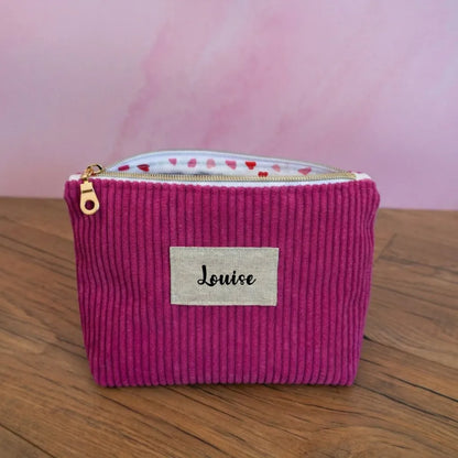 Trousse de maquillage en velours côtelé rose magenta personnalisée prénom Louise.
