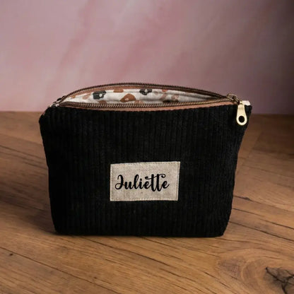 Trousse zippée en velours côtelé noir personnalisée au prénom Juliette.