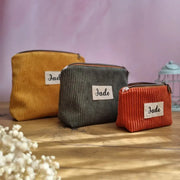 Trousses zippées en velours côtelé personnalisées avec prénom. Déclinées en trois tailles (petite, moyenne, grande) et plusieurs coloris (jaune, vert, terracotta). Accessoires élégants et pratiques pour maquillage, crayons, articles de toilette ou petites affaires du quotidien.
