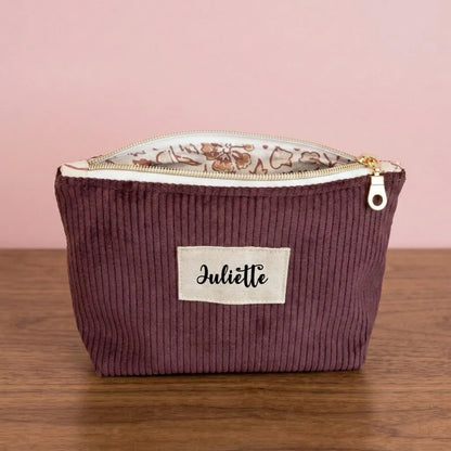 Trousse zippée en velours côtelé prune avec doublure fleurie et prénom Juliette.