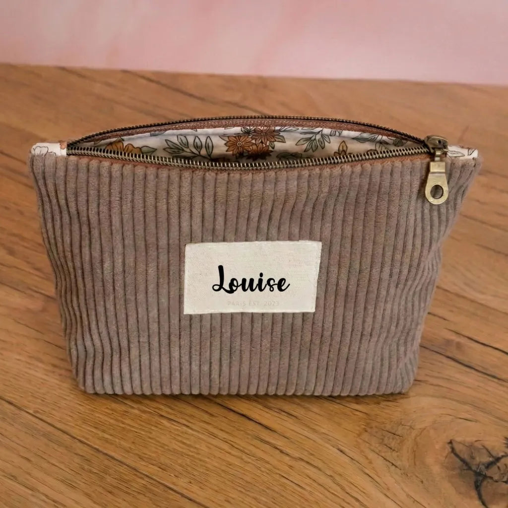 Trousse de toilette en velours côtelé taupe personnalisée avec le prénom Louise.