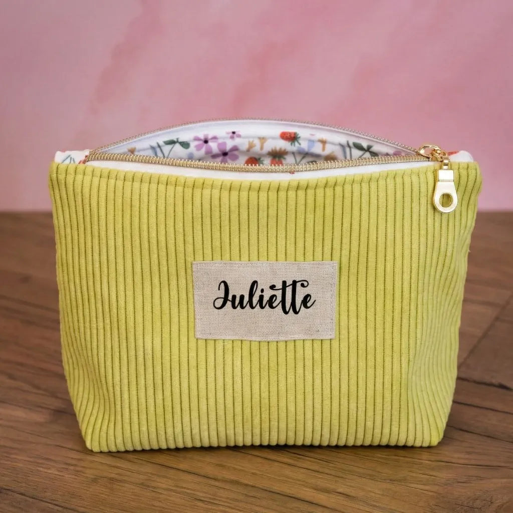 Trousse zippée en velours côtelé vert anis personnalisée au prénom Juliette.
