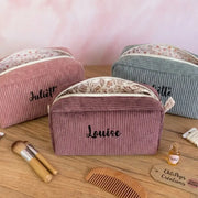 Sélection de trousses de toilette personnalisées en velours côtelé rose, prune et lichen.