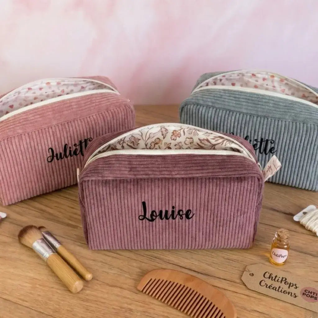 Sélection de trousses de toilette personnalisées en velours côtelé rose, prune et lichen.