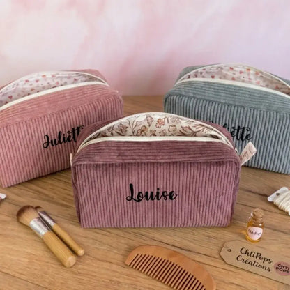 Sélection de trousses de toilette personnalisées en velours côtelé rose, prune et lichen.