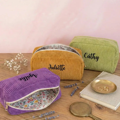 Trousses de toilette personnalisées en velours lavande, jaune et vert anis avec doublures fleuries.