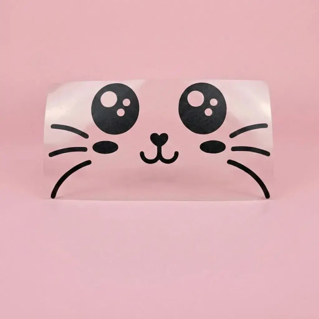 Flex thermocollant Chatoune : grands yeux brillants, pommettes et nez en cœur noirs sur support transparent et fond rose.