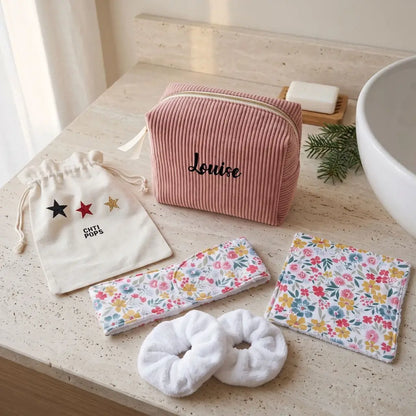 Coffret en salle de bain : trousse velours côtelé rose Louise, bandeau et lingette fleuris, chouchous blancs, pochon étoilé