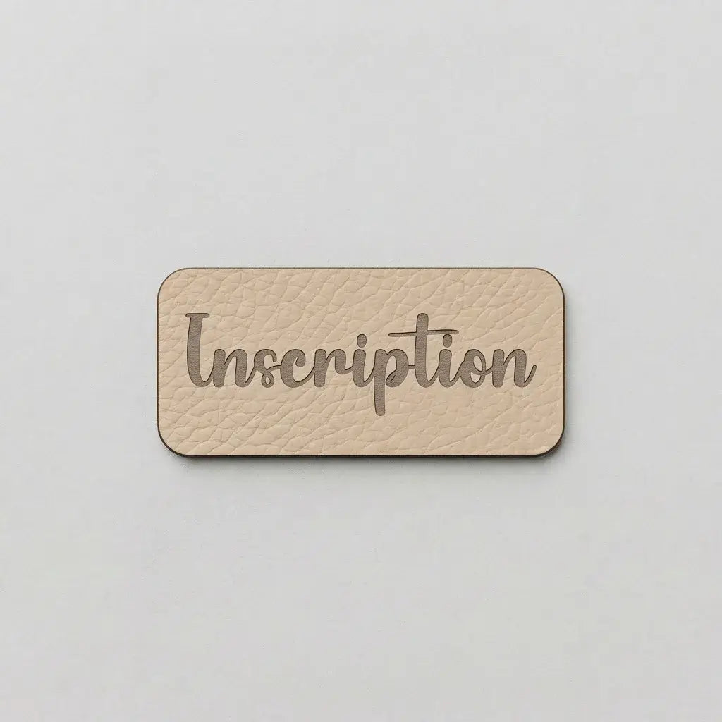 Étiquette à coudre en simili cuir beige gravée Inscription en script épais arrondi, vue de dessus
