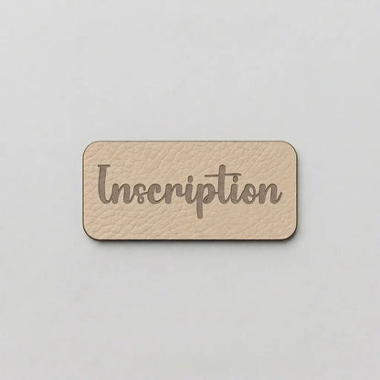 Étiquette à coudre en simili cuir beige gravée Inscription en script épais arrondi, vue de dessus