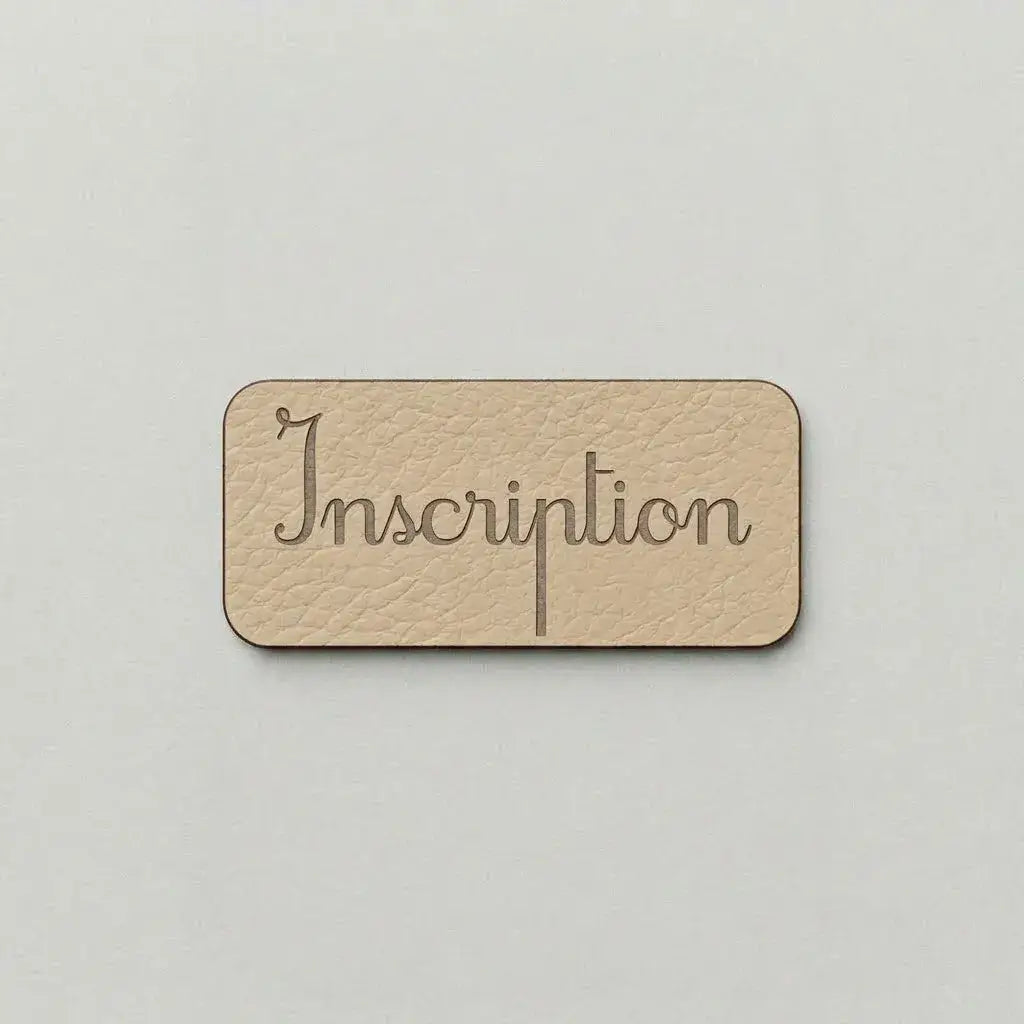 Étiquette simili cuir beige gravée Inscription en écriture cursive fine et penchée