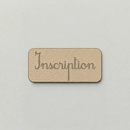 Étiquette simili cuir beige gravée Inscription en écriture cursive fine et penchée
