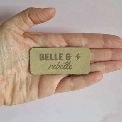 Étiquette à coudre gravée Belle & rebelle avec éclair, simili cuir beige clair grainé