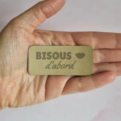 Étiquette à coudre en simili cuir gravée Bisous d'abord avec motif bouche
