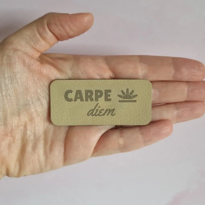 Étiquette à coudre gravée Carpe diem avec soleil levant, simili cuir grainé