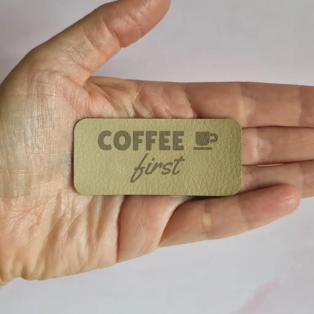 Étiquette simili cuir gravée Coffee first avec petite tasse de café