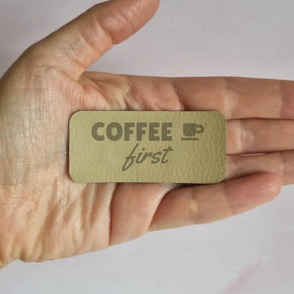 Étiquette simili cuir gravée Coffee first avec petite tasse de café