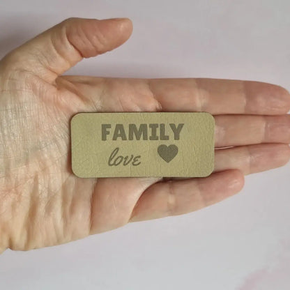 Étiquette à coudre gravée Family love avec cœur, simili cuir clair grainé