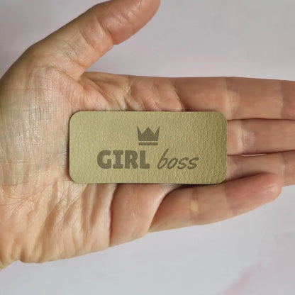 Étiquette simili cuir gravée Girl boss surmontée d'une couronne