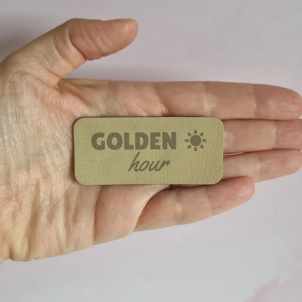 Étiquette à coudre en simili cuir gravée Golden hour avec motif soleil