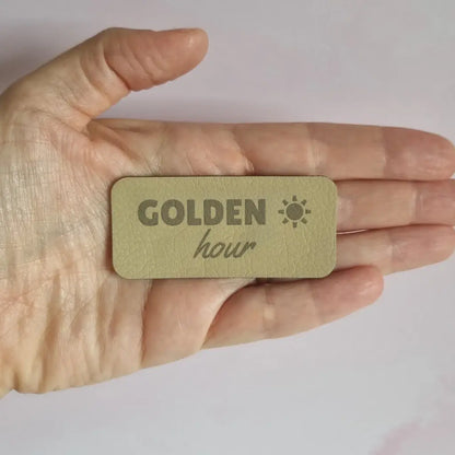 Étiquette à coudre en simili cuir gravée Golden hour avec motif soleil