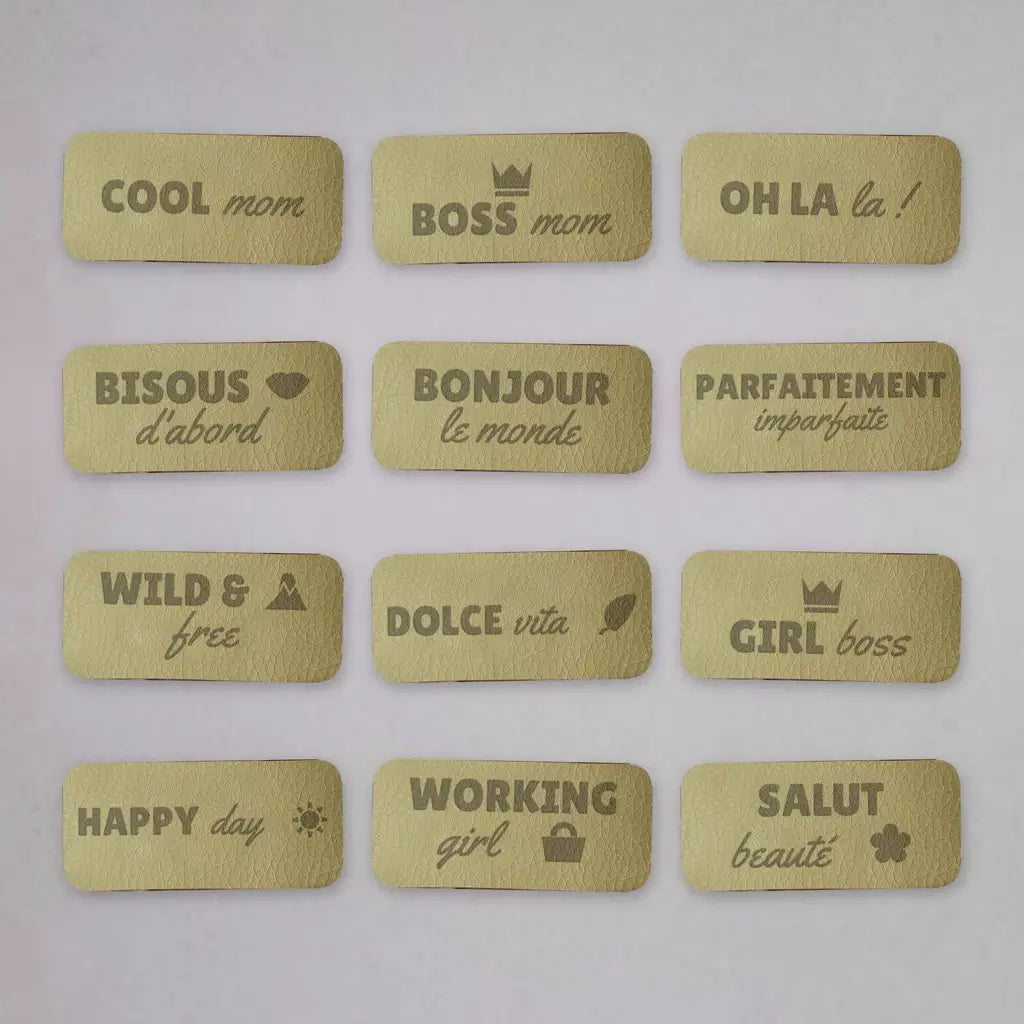 Douze autres étiquettes simili cuir gravées Cool mom, Bisous d'abord, Wild & free, Happy day