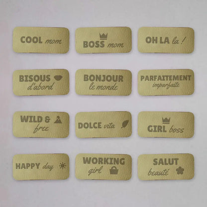 Douze autres étiquettes simili cuir gravées Cool mom, Bisous d'abord, Wild & free, Happy day