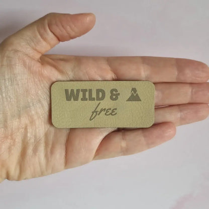 Étiquette à coudre en simili cuir gravée Wild & free avec motif montagne