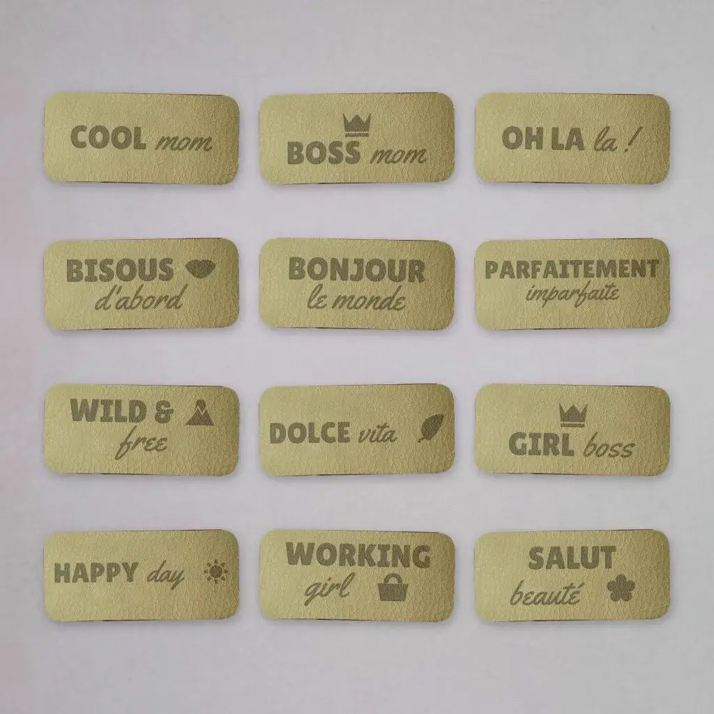 Étiquettes simili cuir gravées de mantras Cool mom, Bonjour le monde, Dolce vita et Happy day