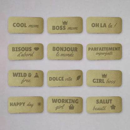 Étiquettes simili cuir gravées de mantras Cool mom, Bonjour le monde, Dolce vita et Happy day