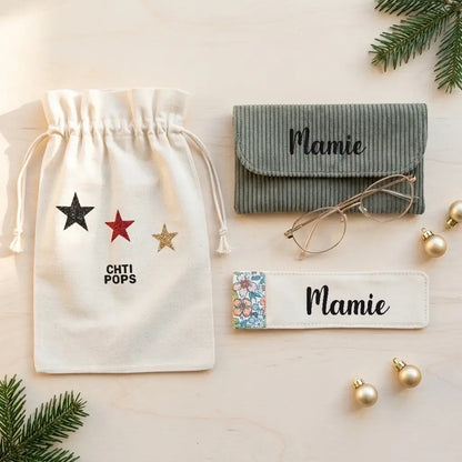 Étui à lunettes vert en velours côtelé marqué Mamie, marque-page à motif floral pastel et pochon à étoiles, décor de Noël