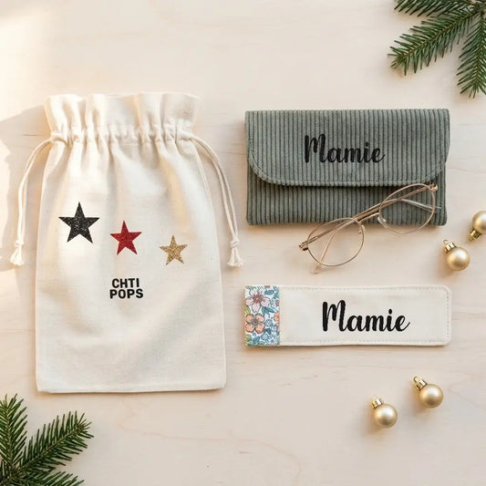 Étui à lunettes vert en velours côtelé marqué Mamie, marque-page à motif floral pastel et pochon à étoiles, décor de Noël