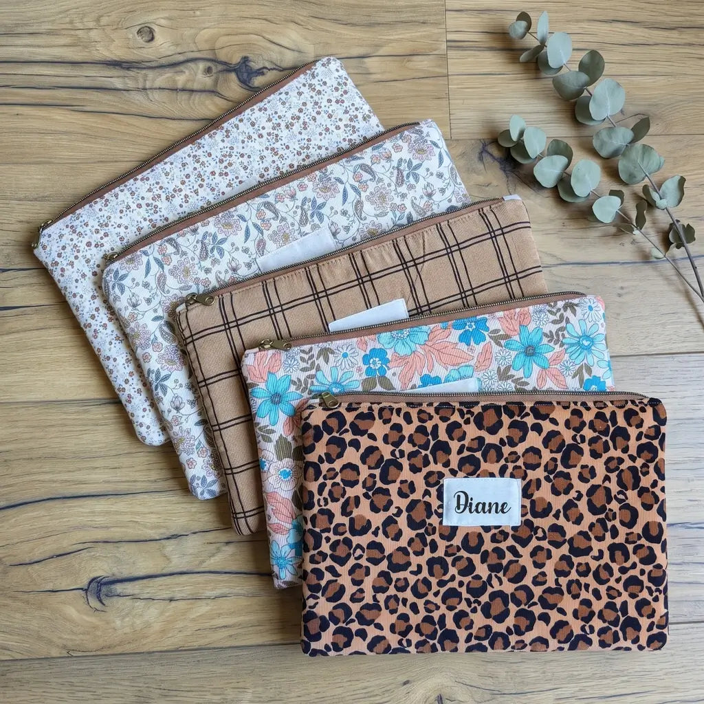 Cinq housses tablette ordinateur zippées en velours milleraies en éventail : petites fleurs, cachemire, carreaux, fleurs bleues et léopard