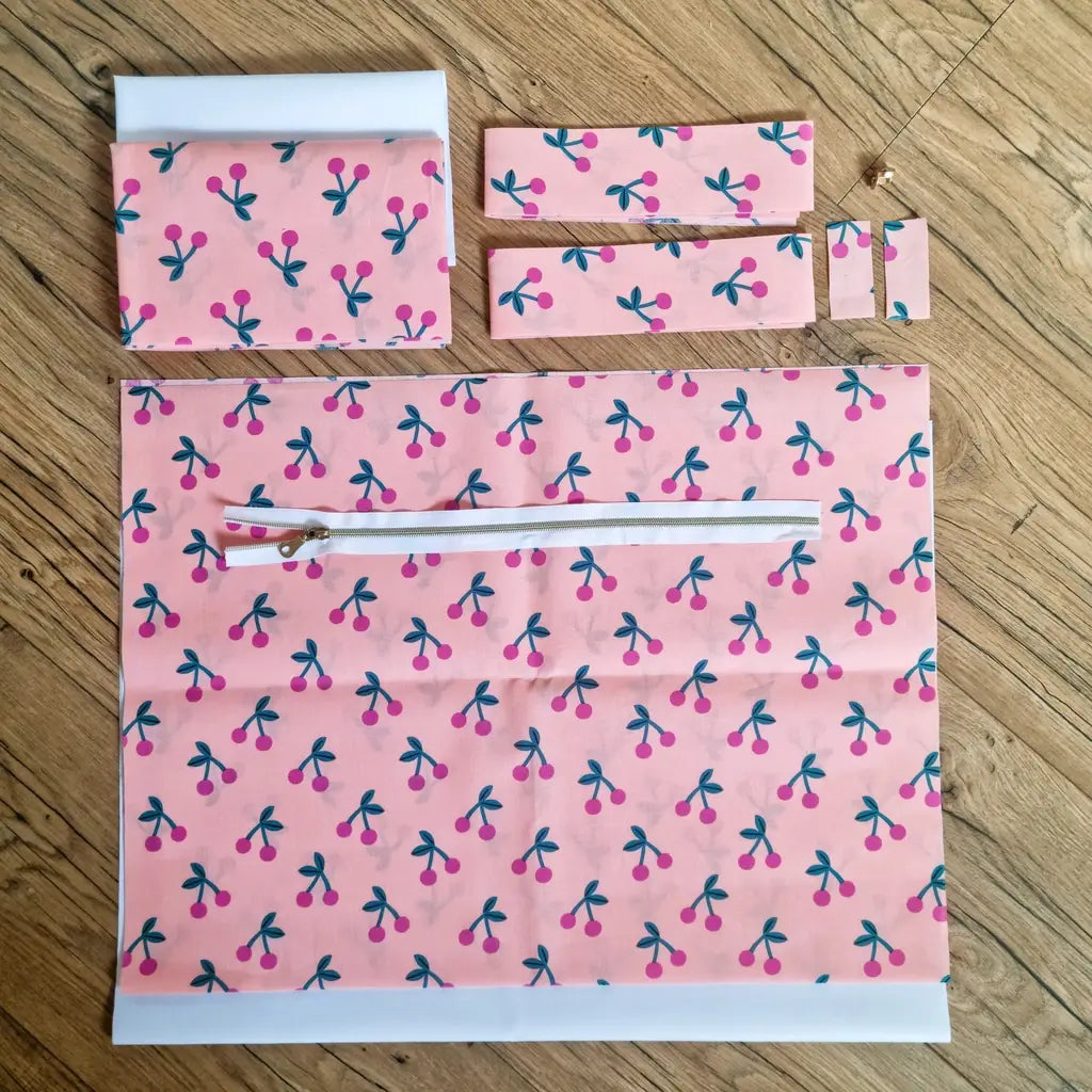 kit couture cabas en coton enduit rose à motif cerises avec tissus prédécoupés