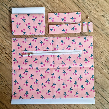 kit couture cabas en coton enduit rose à motif cerises avec tissus prédécoupés