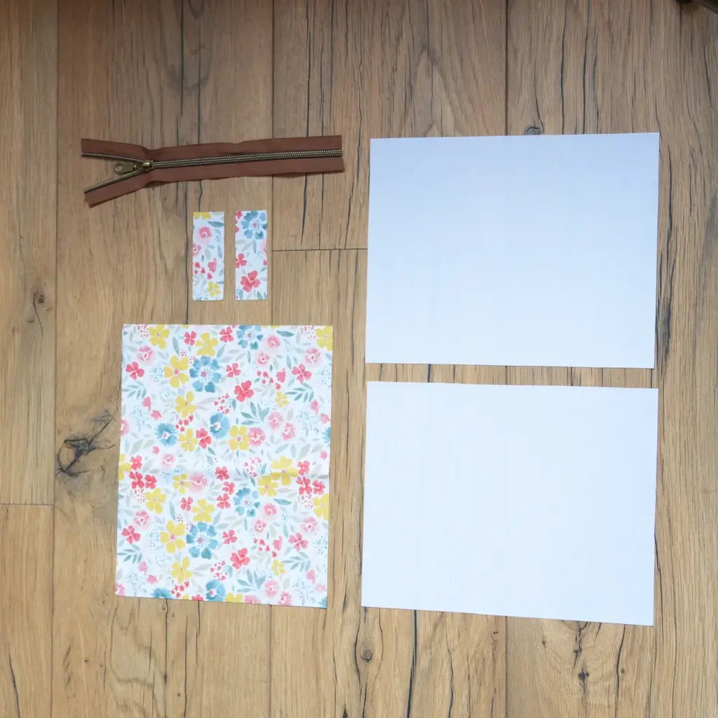 Kit couture duo de pochettes plates, tissu fleuri pastel, deux coupons dont un blanc mat et zip marron