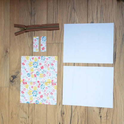 Kit couture duo de pochettes plates, tissu fleuri pastel, deux coupons dont un blanc mat et zip marron