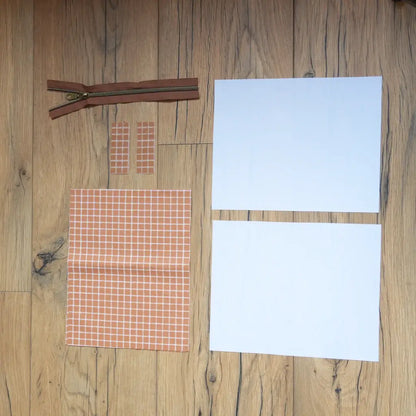 Tissu à carreaux terracotta découpé pour pochettes plates, avec deux grands coupons unis et fermeture zippée