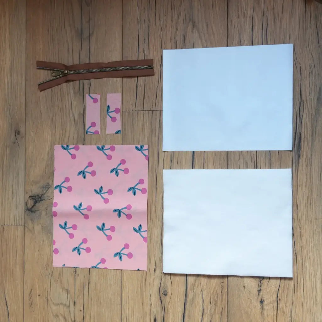 Kit couture pochettes plates à motif cerises sur fond rose, coupons unis blanc et gris clair, zip marron