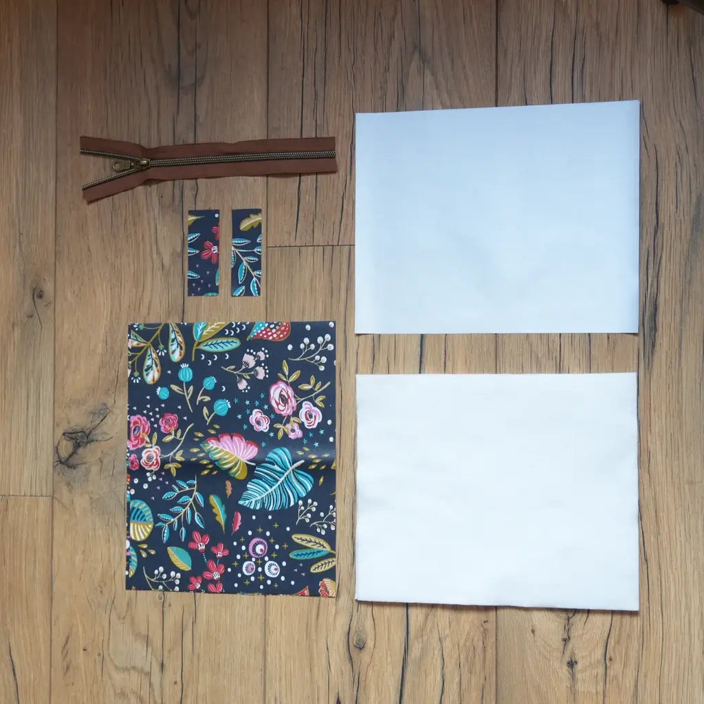 Duo de pochettes plates à coudre, imprimé floral sur fond bleu nuit avec coupons unis et zip marron